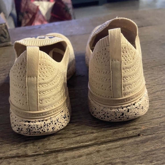 APL Techloom Wave Sneakers in Warm Silk/Black/Speckle. - Picture 9 of 13